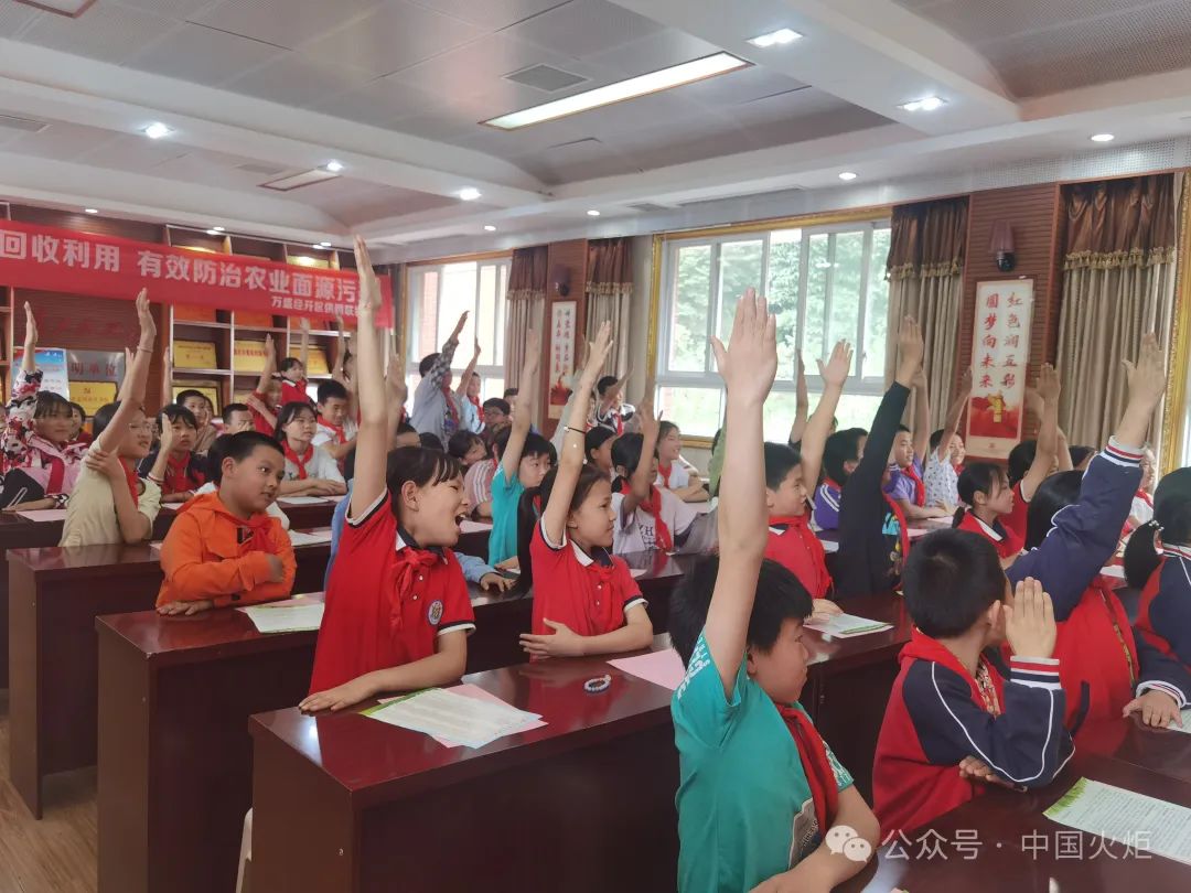 忠县6月5日,重庆市忠县忠州街道中博社区关工委组织"五老"学习宣传