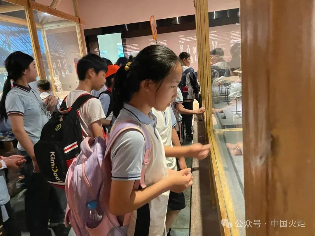 6月4日上午,浙江省宁波市余姚市阳明街道富巷社区关工委开展"探七千年