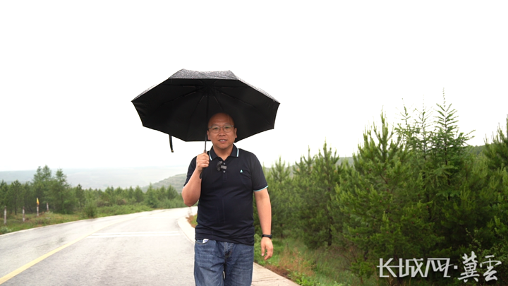 张家口市林业和草原局生态保护修复科副科长李洪军在草原天路沿线查看