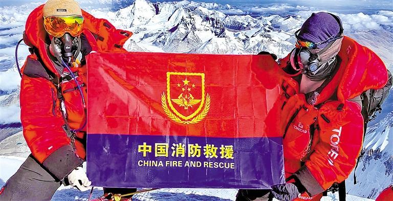 5月21日,西藏圣山高山救援队队员携带中国消防救援队队旗成功登顶珠峰