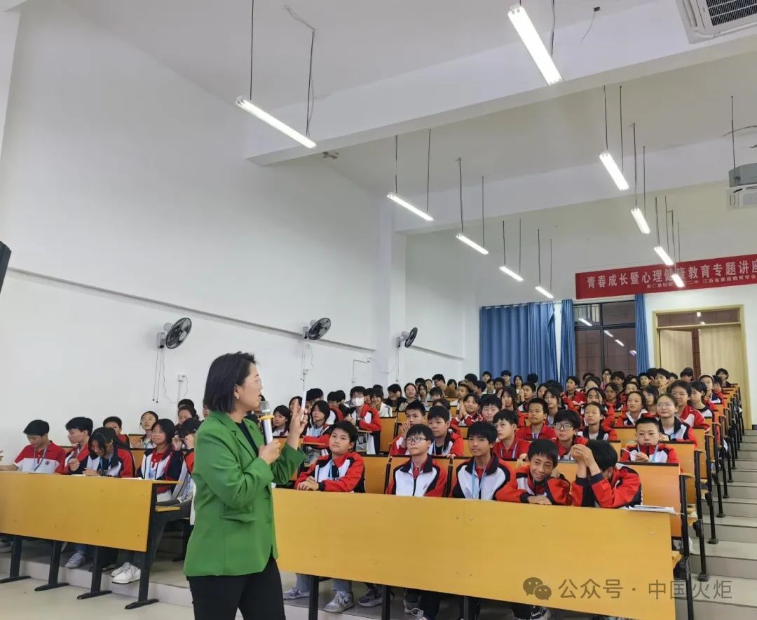 济宁市6月4日上午,鱼台县第二实验中学的教师代表参加了县关工委,县