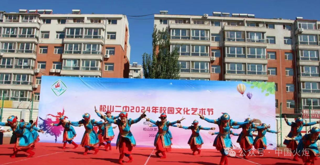 6月3日,内蒙古赤峰市松山区第二中学关工委配合学校举办"石榴花开心向