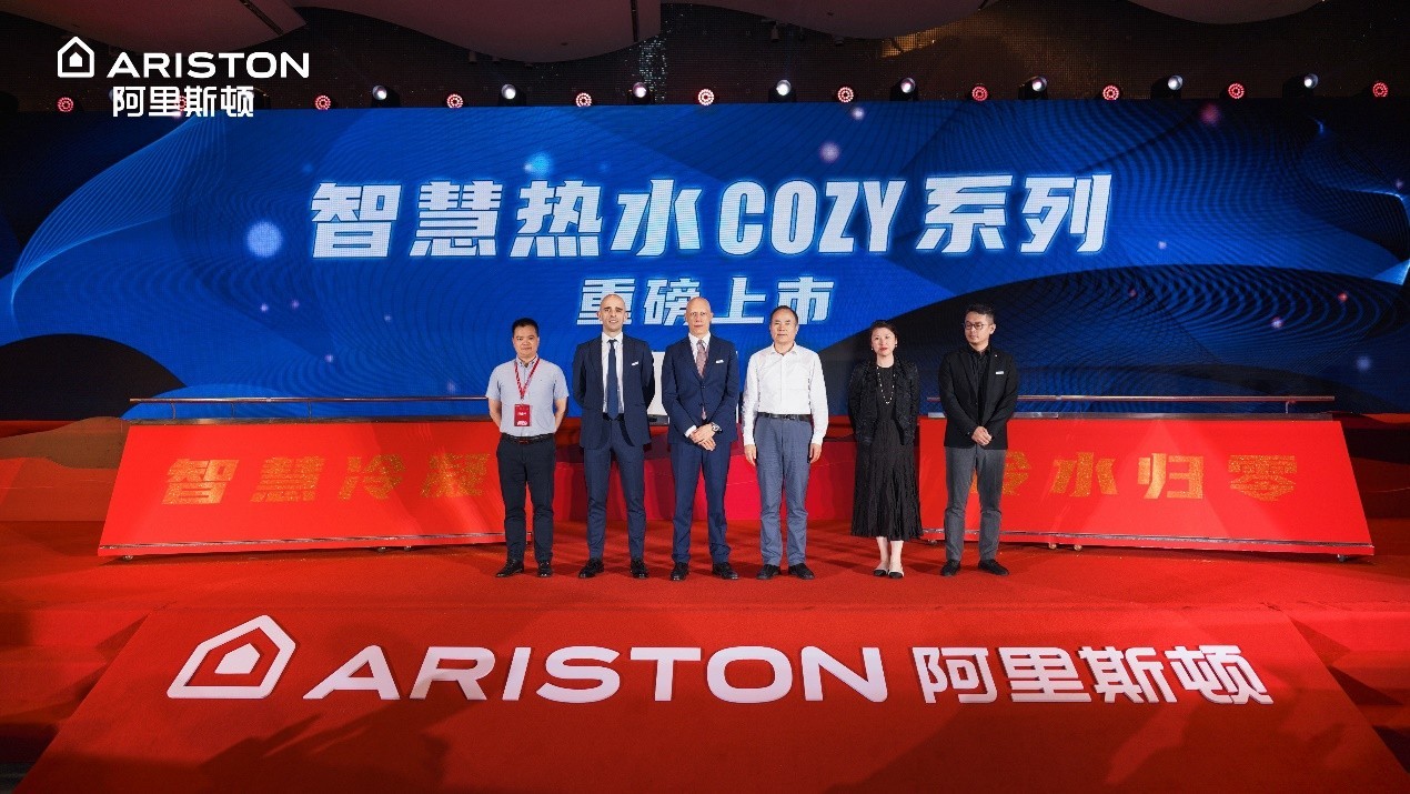 从左到右:阿里斯顿中国壁挂炉产品开发高级经理邓康平,阿里斯顿无锡