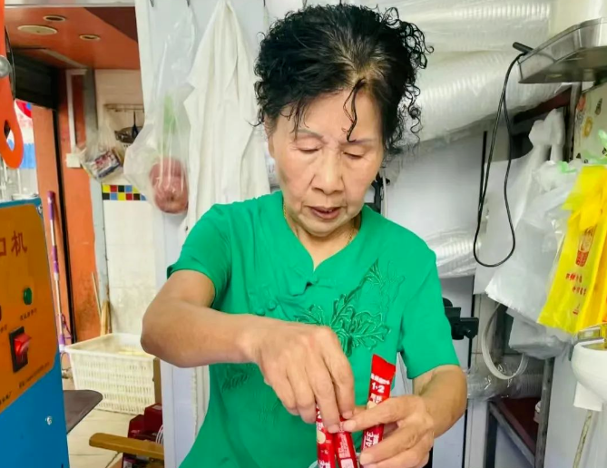 南京10元咖啡阿姨走红的背后