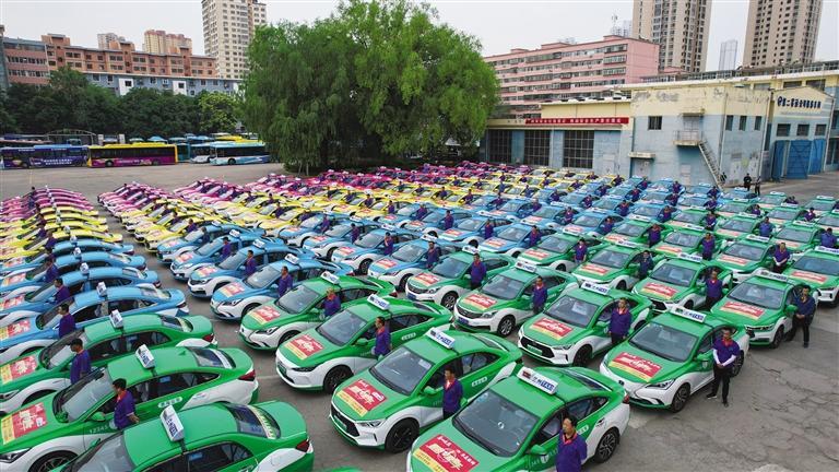 2000辆"高考直通车"将爱心送考 张贴官方送考车贴 为出示准考证考生