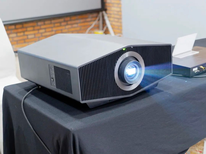 索尼携手码尼电子在2024北京国际音响展展出4k激光家庭影院投影机