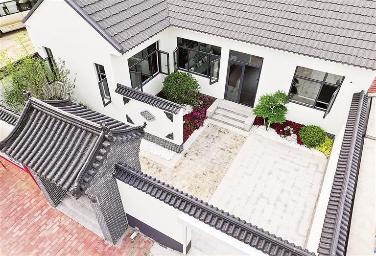 图为香河水岸香谭主题民宿庭院.