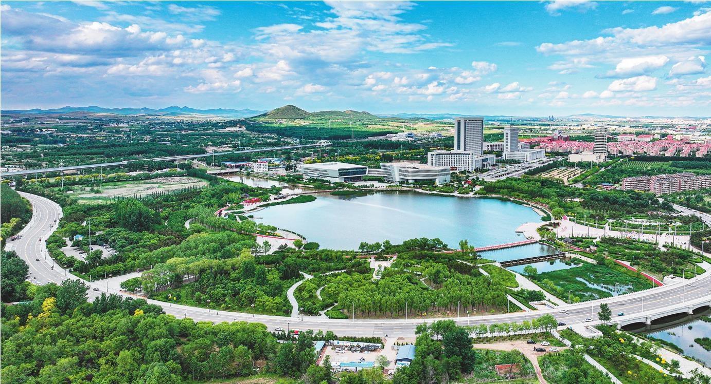 绿进沙退,城市颜值不断提升,图为阜新市玉龙湖公园.