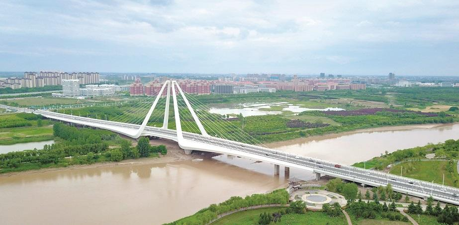 该桥的建成通车进一步提升了西安咸阳两地往来的便利性.