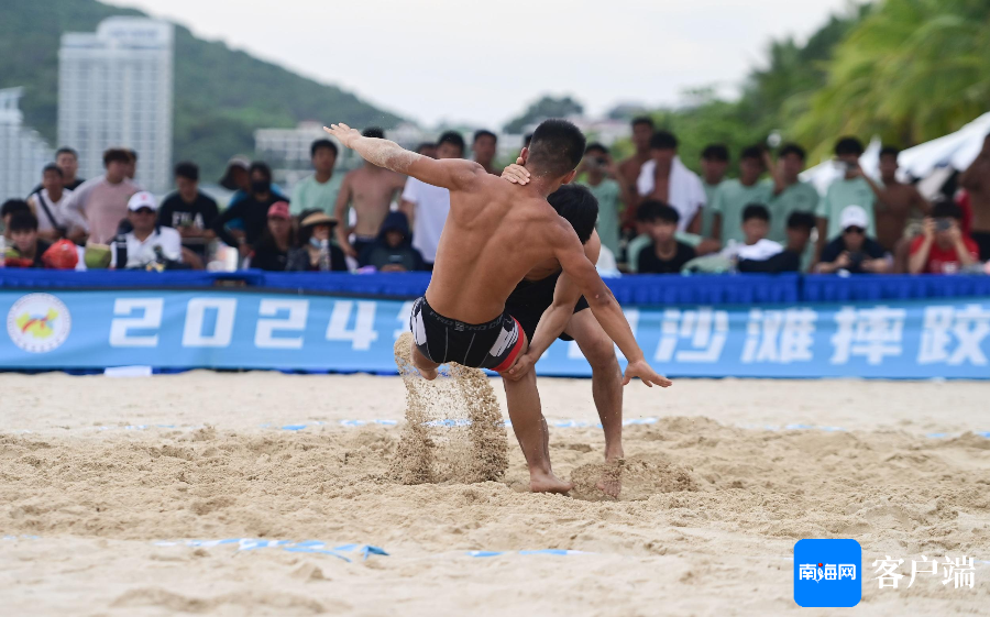 6月6日，2024年全国沙滩摔跤对抗赛（第一站）在三亚大东海开赛，图为运动员在比赛中。记者 沙晓峰 摄