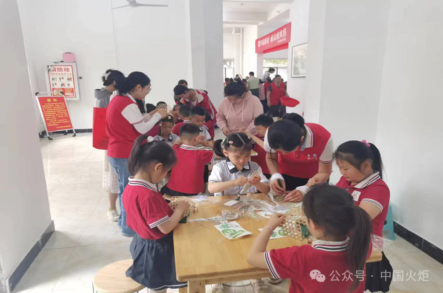 扬州市江都区司法局,邵伯镇关工委,团镇委等多部门联合在邵伯中心小学