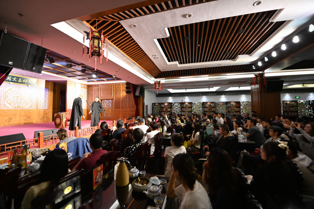 在天津市红桥区陆家嘴中心谦祥益相声茶馆,相声演员在台上演出.