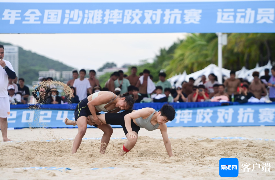 6月6日，2024年全国沙滩摔跤对抗赛（第一站）在三亚大东海开赛，图为运动员在比赛中。记者 沙晓峰 摄