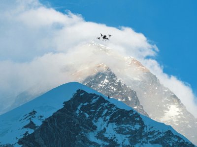 4月30日,大疆运载无人机在珠穆朗玛峰尼泊尔一侧进行物资运输测试