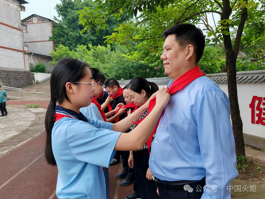 忠县6月5日,重庆市忠县忠州街道中博社区关工委组织"五老"学习宣传