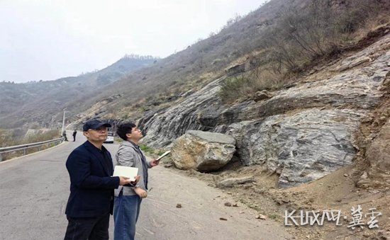 河北省煤田地质局属水文地质队在石家庄灵寿县开展地灾现场核排查.
