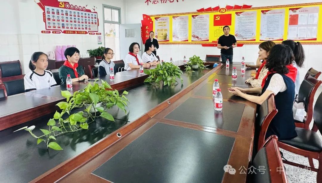 一代志愿者协会敬业创业工作室会员孙利英联合有关女企业家赴胜北小学