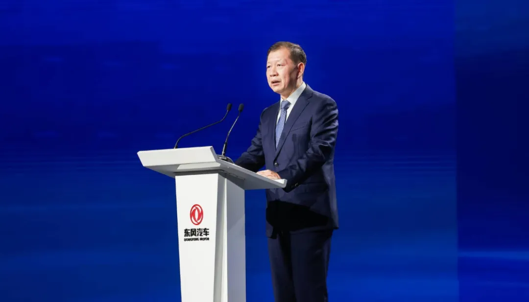 ▲东风公司党委书记、董事长杨青