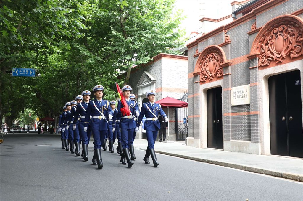 我在一大看升旗 来"党的诞生地"见证庄严升旗仪式