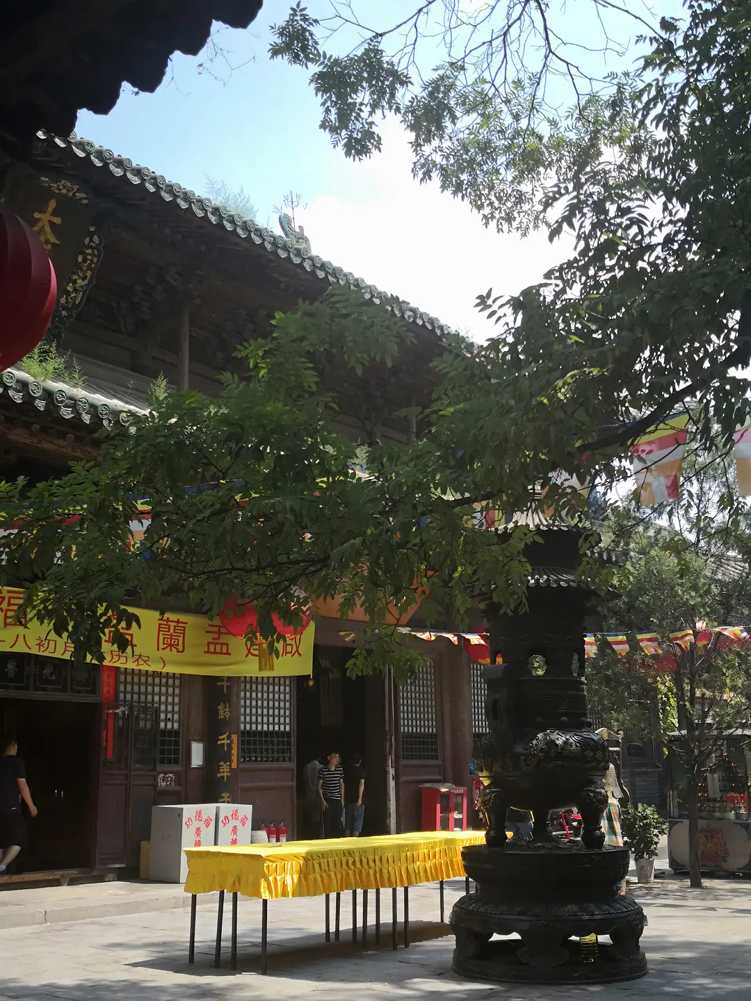 图为太原崇善寺香炉,香炉脚即为狻猊.
