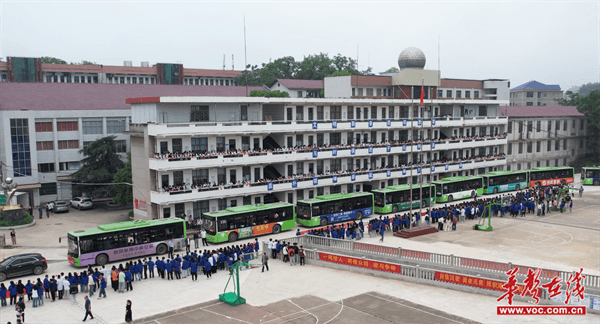 邵东七中:温馨送考 "旗"开得胜