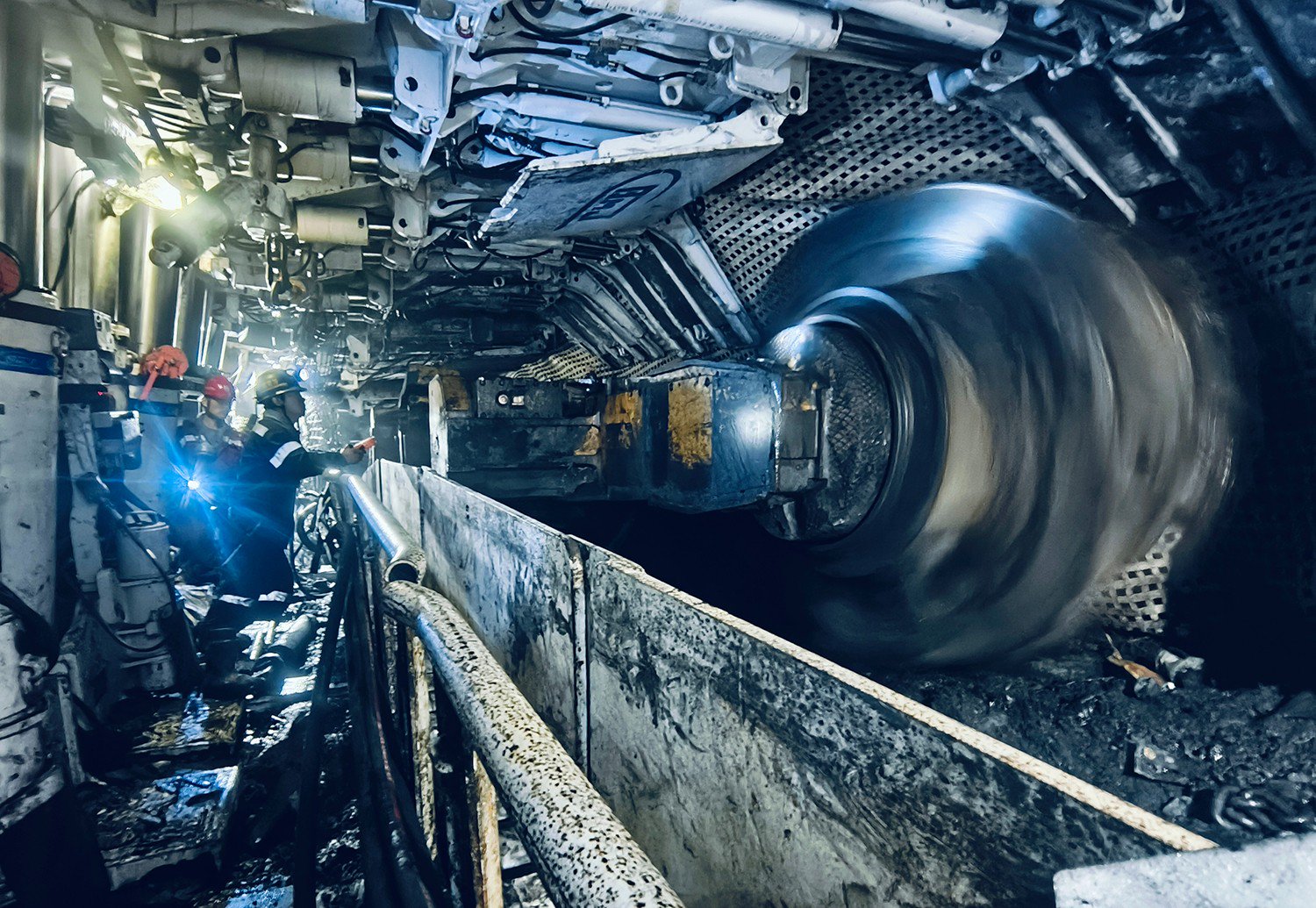 图为枣泉矿采煤机司机正在调试运行参数