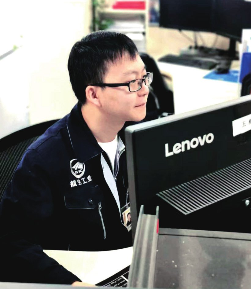 红色安全帽,白色手套,单反相机,电钻工具,黑色背心集于一身,别看他