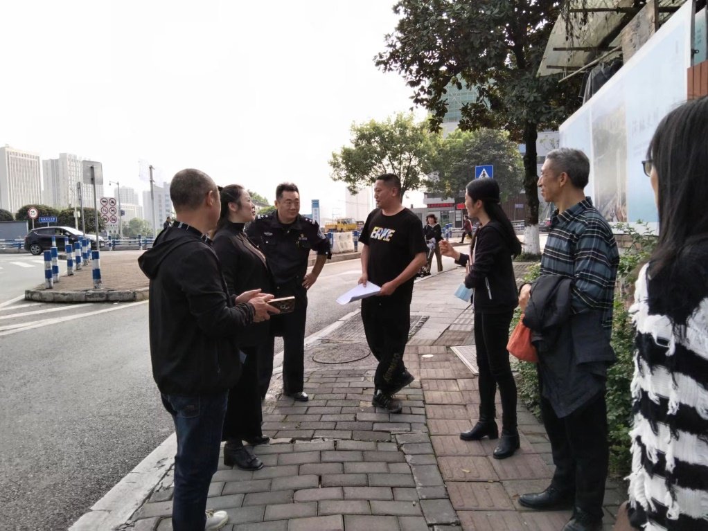 承办单位与各部门,人大代表,议事代表进网格实地踏勘并交换意见建议