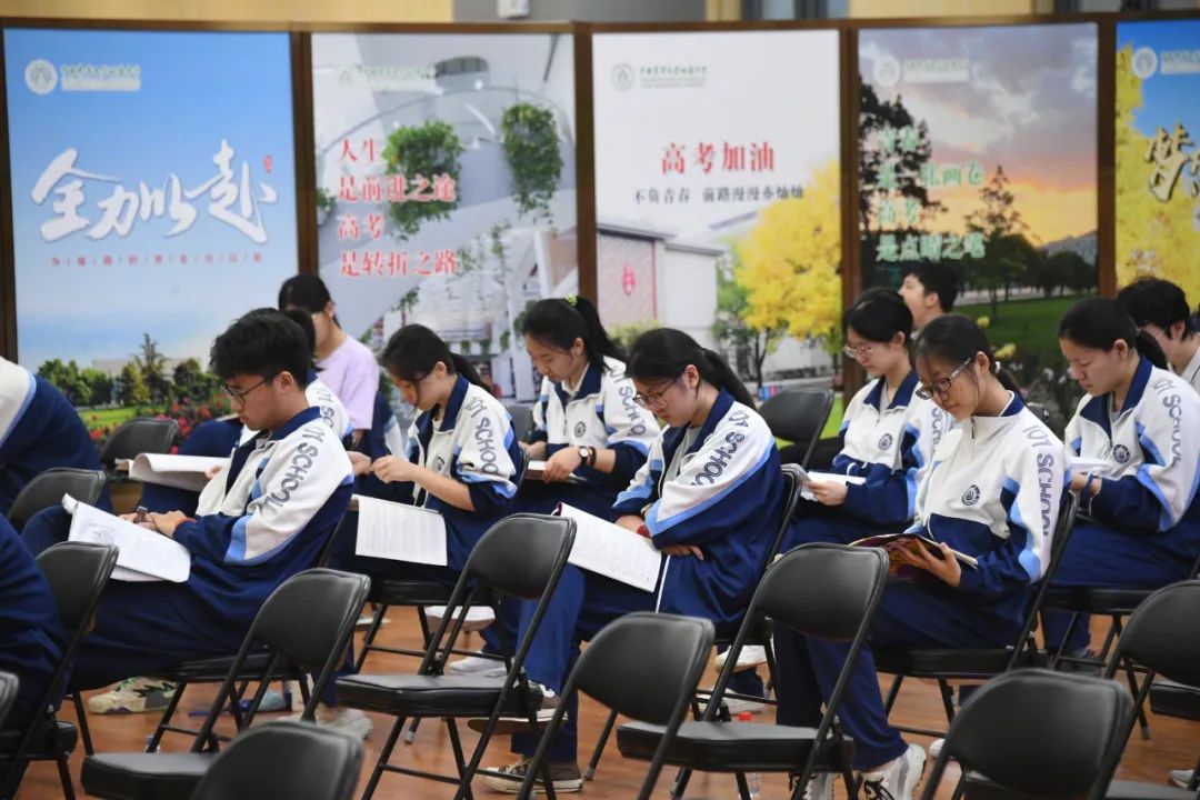 6月7日,在黑龙江哈尔滨市第九中学考点,考生进入考场.