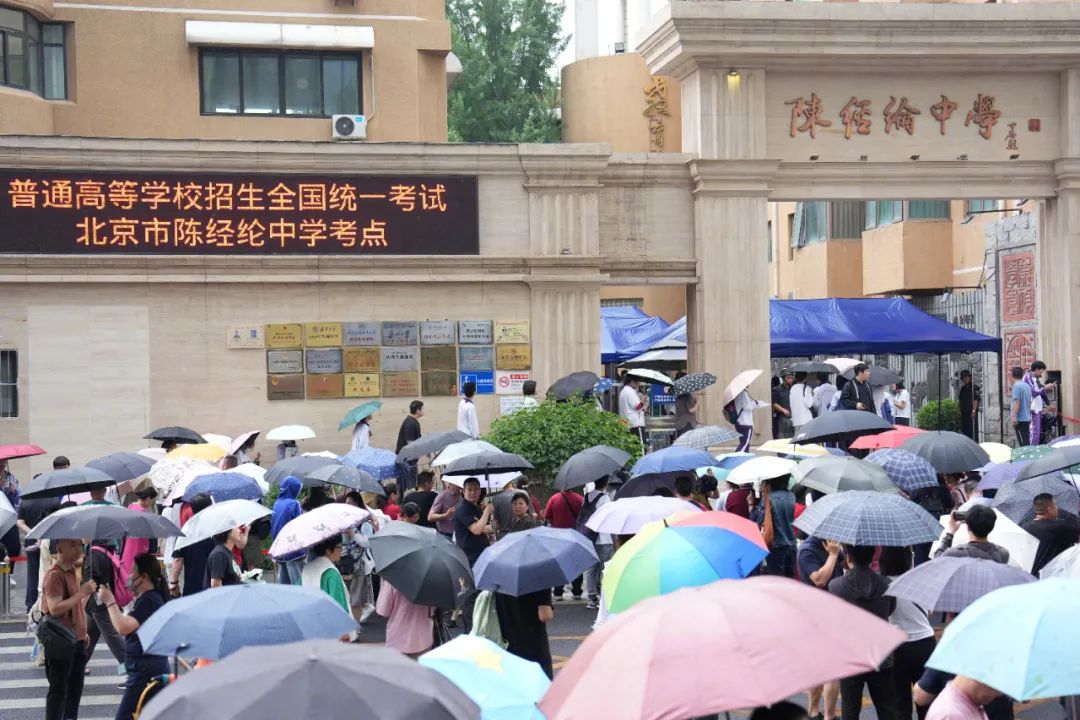 6月7日,在黑龙江哈尔滨市第九中学考点,考生进入考场.