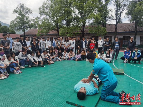 辰溪县火马冲镇寺前中学开展"消防,防溺水"联合安全演练