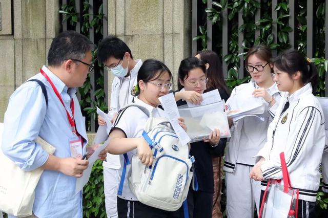 手拿祝福牌,为考生们摇旗呐喊,加油鼓劲上海市彭浦中学的老师们在上海