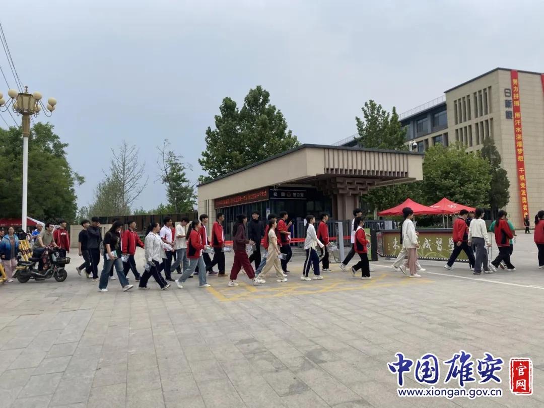 石家庄二中雄安校区河北安新中学考点考生有序进场.