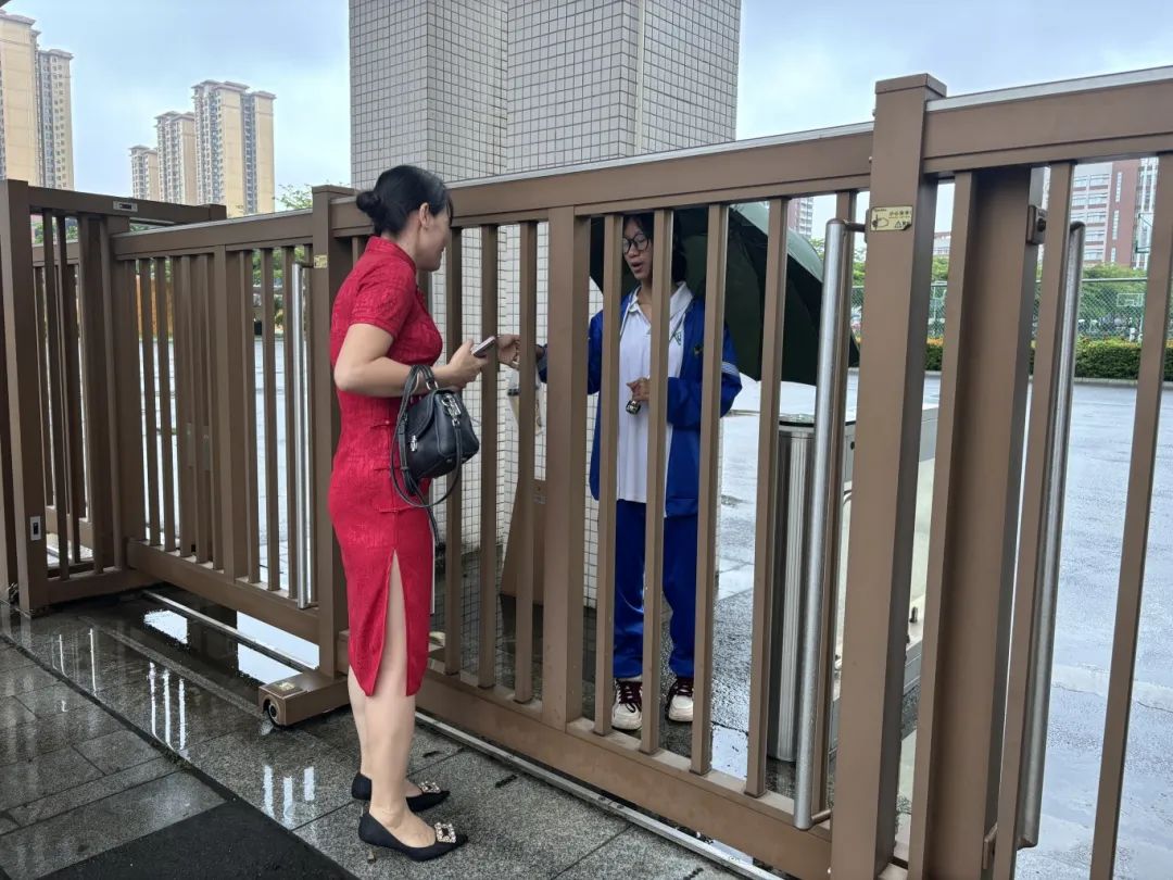 在湛江四中新校区,沈女士的女儿今日参加高考,她早早就来到校门外,特