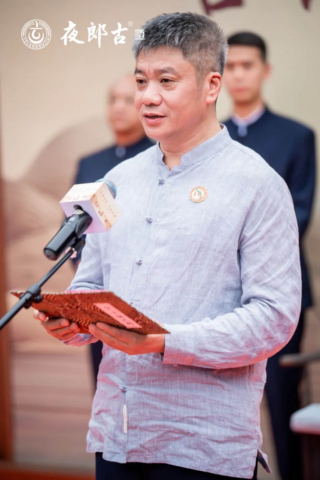 作为师父,我会认真履行师父的职责,做到言传身教,率先垂范,毫无保留的