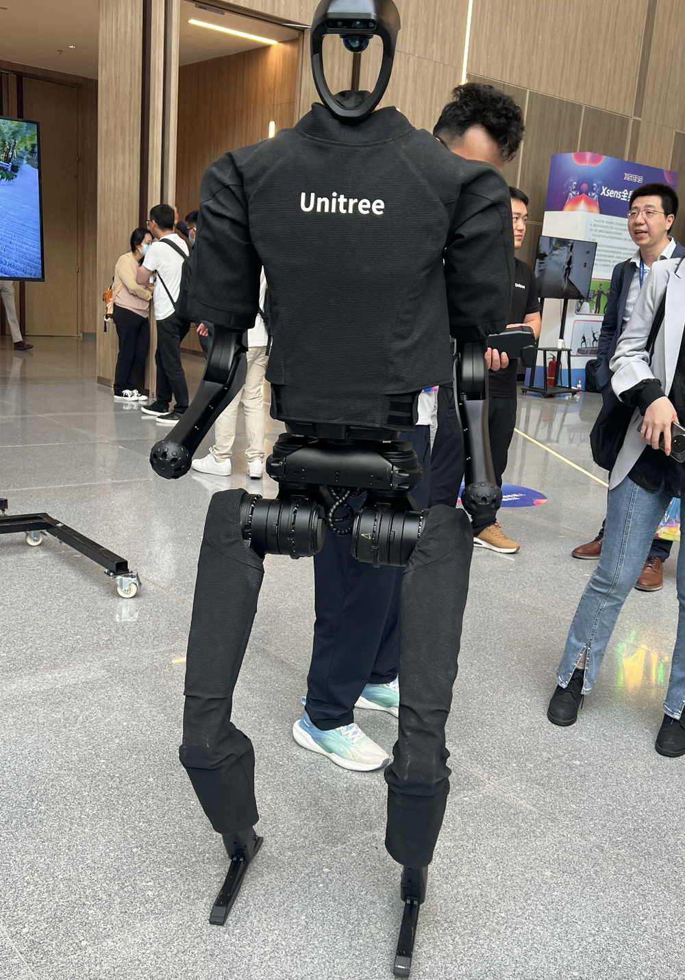 此外,宇树科技也带来了其首款人形机器人产品unitree h1进行动态展示.