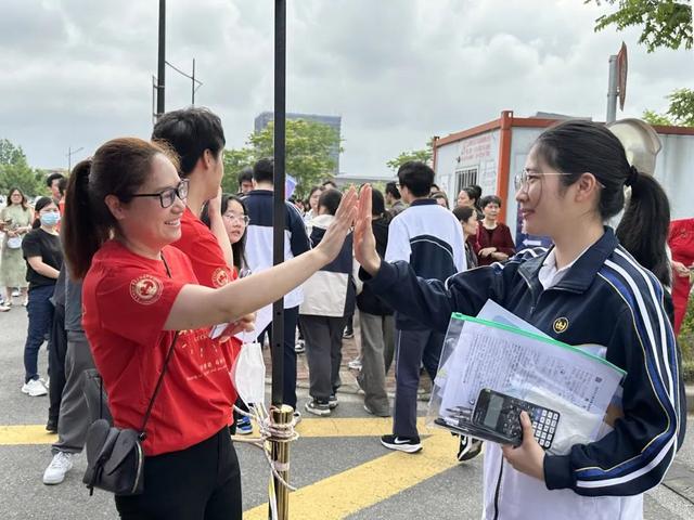 为考生保驾护航上海市松江区立达中学的送考老师们举着高一高二学弟
