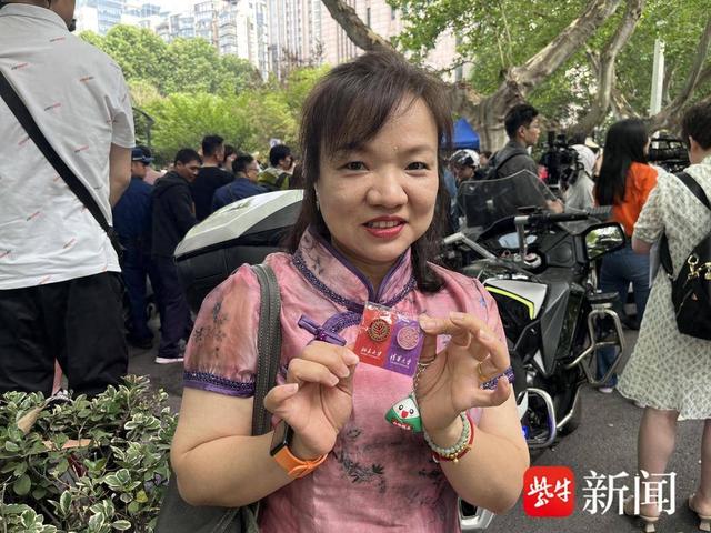 直击高考|一家六口穿旗袍来送考!南京金中考点门口闪过一道道亮丽风景