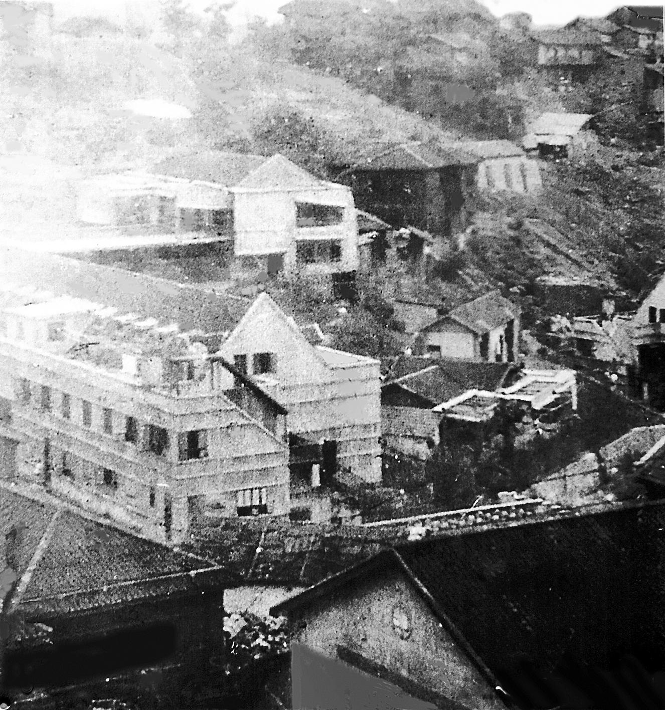 民国时期的重庆印钞厂旧貌□杨耀健在重庆市渝中区鹅岭正街,树荫中