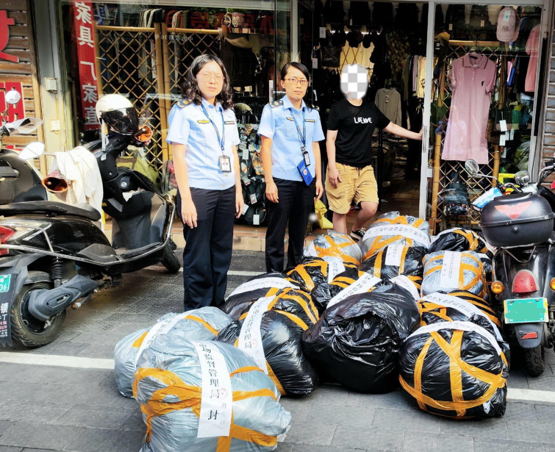 广西北海市打掉一个名牌服装售假窝点,查获1000余件假冒名牌服装