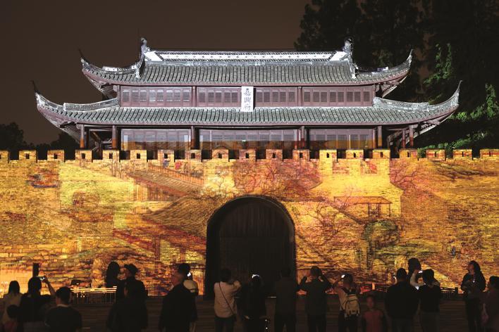 昨晚,在嘉兴子城遗址公园,一场精彩的灯光秀讲述嘉兴端午民俗文化的