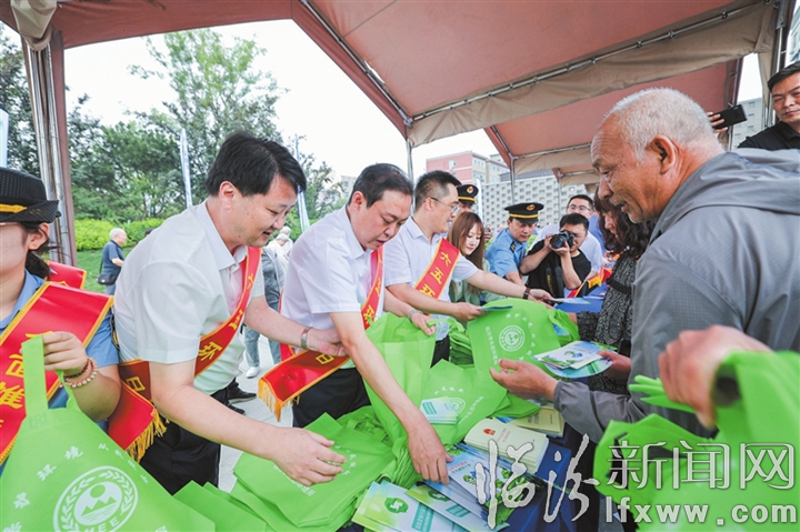 咚咚锵……"6月5日上午,雄浑激昂的威风锣鼓在市区平阳广场敲响,随着