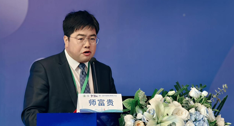 甘肃省慈善联合总会会长李志勋向远道而来的各位嘉宾,专家表示热烈的