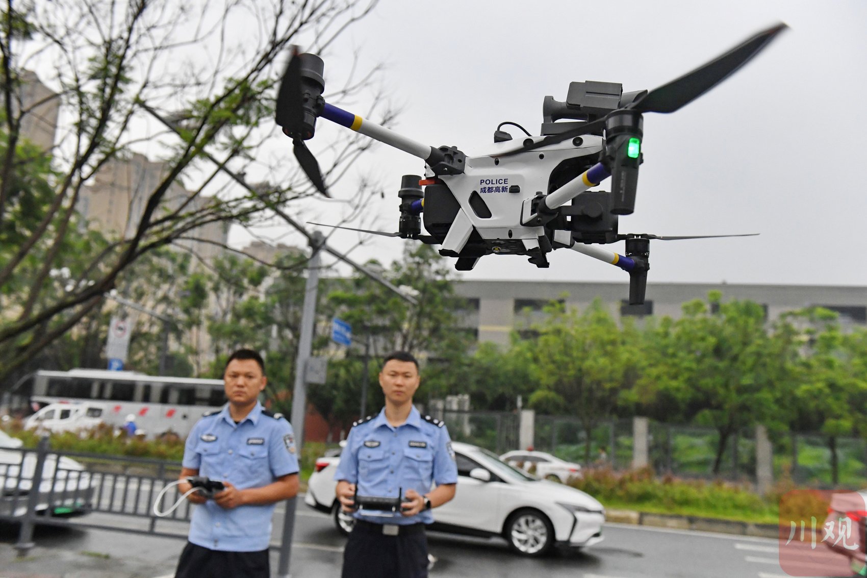 6月7日,成都市公安局高新分局的警用无人机在成都市石室天府中学考点