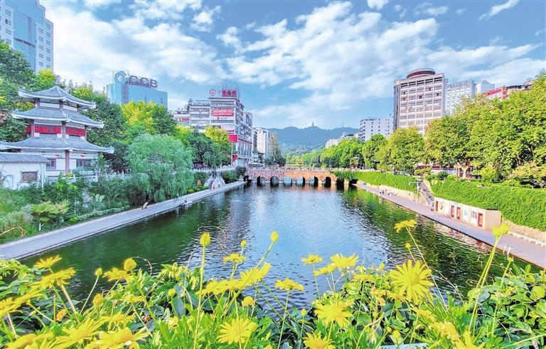 遵义湘江河穿城而过. 苏海 摄
