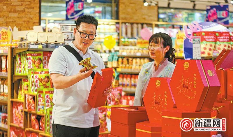 6月5日，在乌鲁木齐市汇嘉时代广场（北京路店），消费者正选购粽子礼盒。乌鲁木齐晚报全媒体记者 迪丽娜尔·加力肯摄