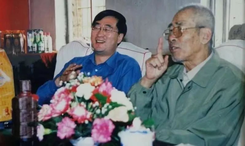 周老(右)与千台春董事长李红军  图源/千台春酒业彼时的中国酒业,正