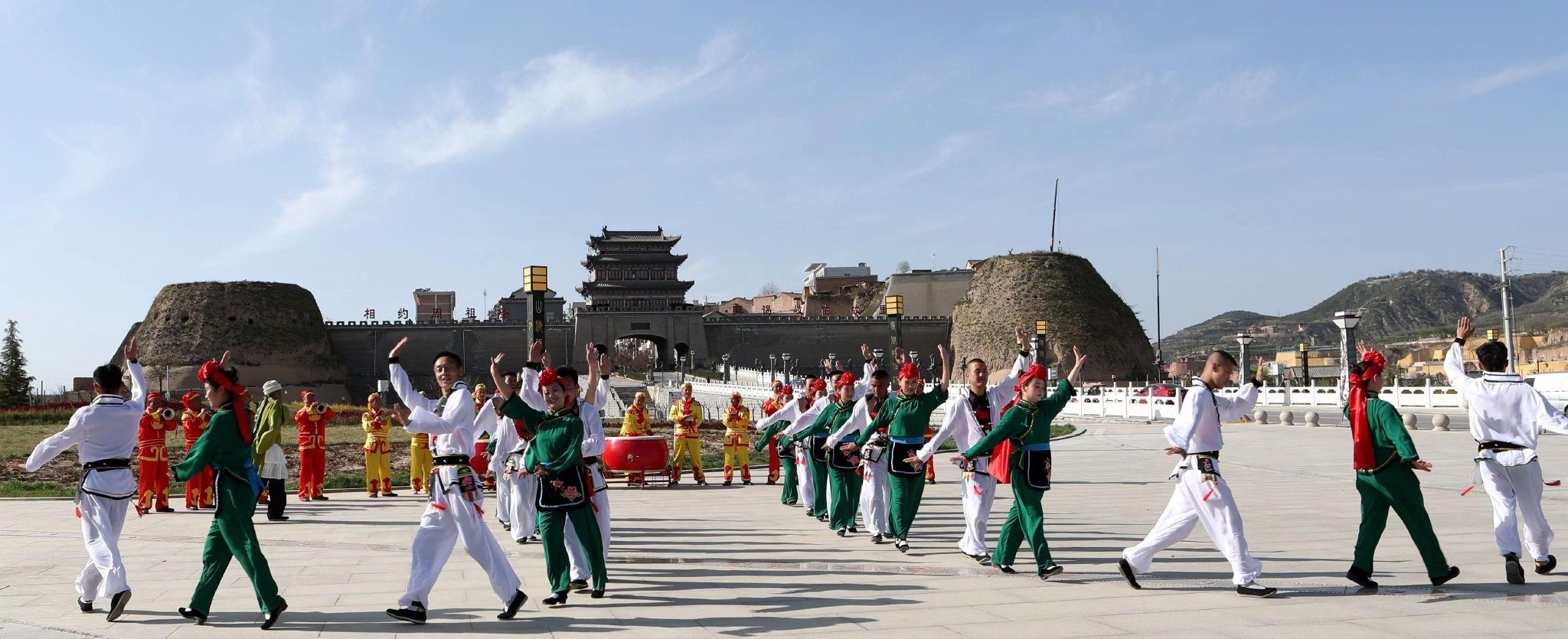 庆城秧歌队在城门广场表演陇东秧歌。（资料图）慕斌摄