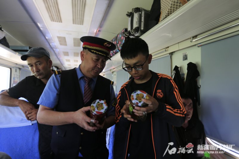 "7558次列车列车长坡拉提汗介绍说.