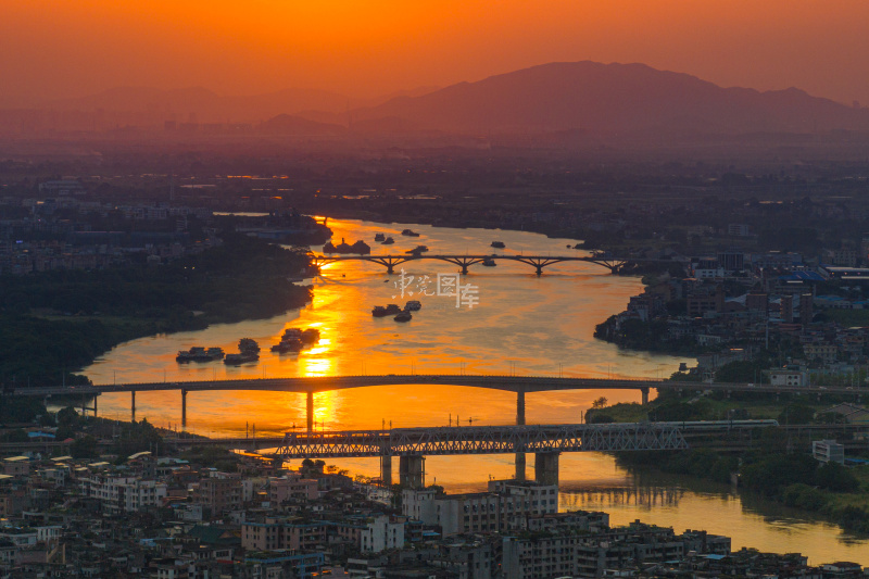 东莞石龙,久违的黄昏日落 图片来源:唐仲彬 摄改革开放46年来,有超过